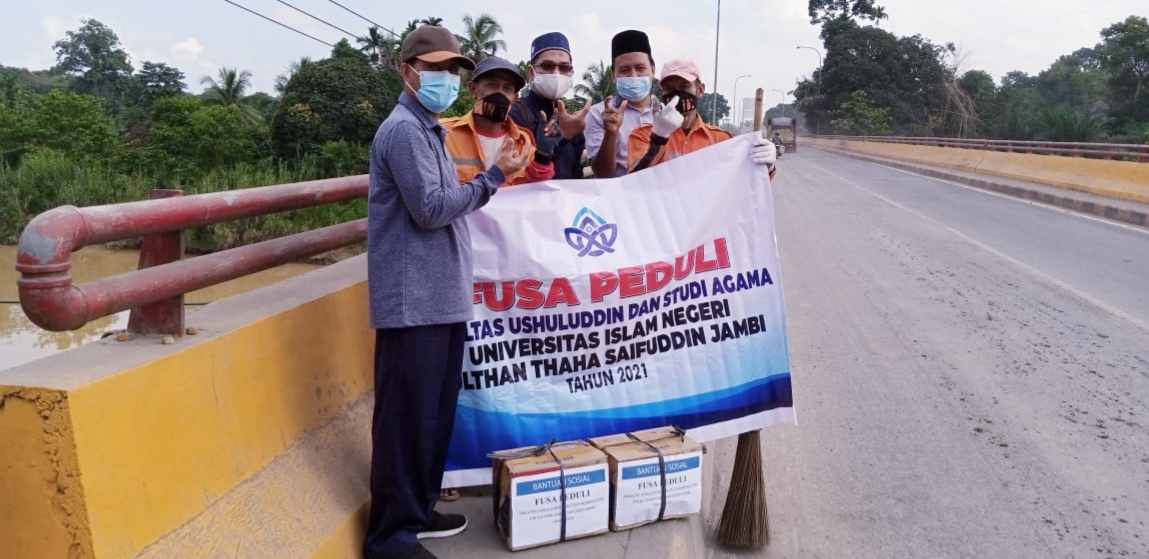 Tim FUSA Peduli telah menyalurkan bantuan kepada tukang sapu di jembatan Batanghari 2 Jambi