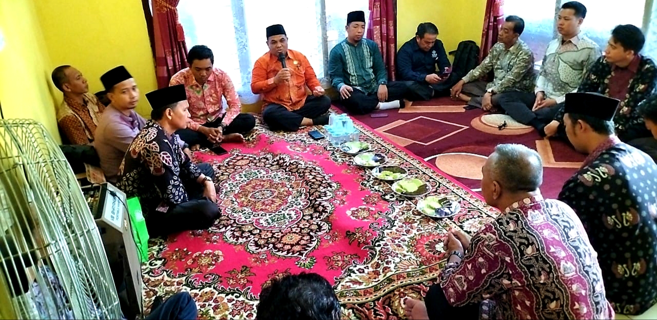 Dekan dan Civitas Akademika Takziah ke Rumah Duka Staf FUSA