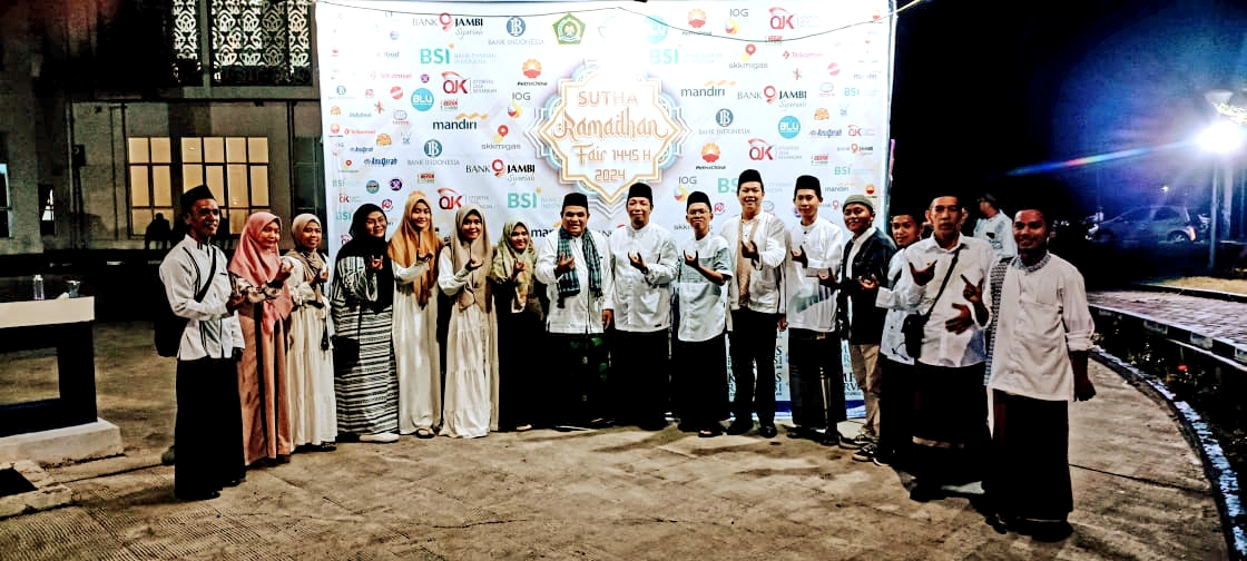 Dekan Foto Bersama Mahasiswa Peraih Juara di Sutha Ramadan Fair 2024
