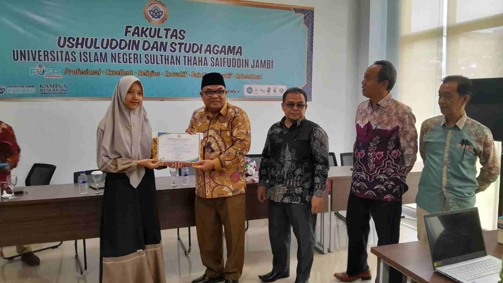 Prof. Kasful Anwar Serahkan Sertifikat Atas Prestasi Mahasiswa FUSA 2024 “ Siapkan 3 LANG”