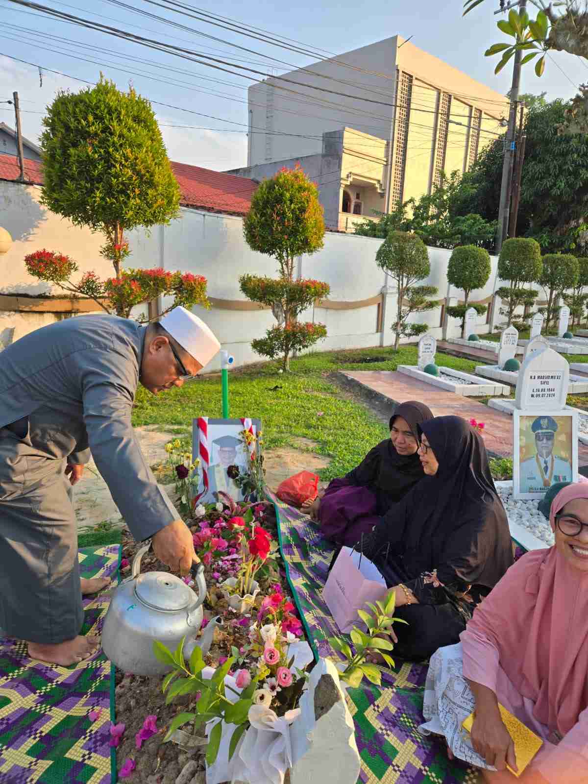 Dekan FUSA Prof. Kasful Anwar, Ziarah ke Makam Rektor  Prof. As’ad Isma
