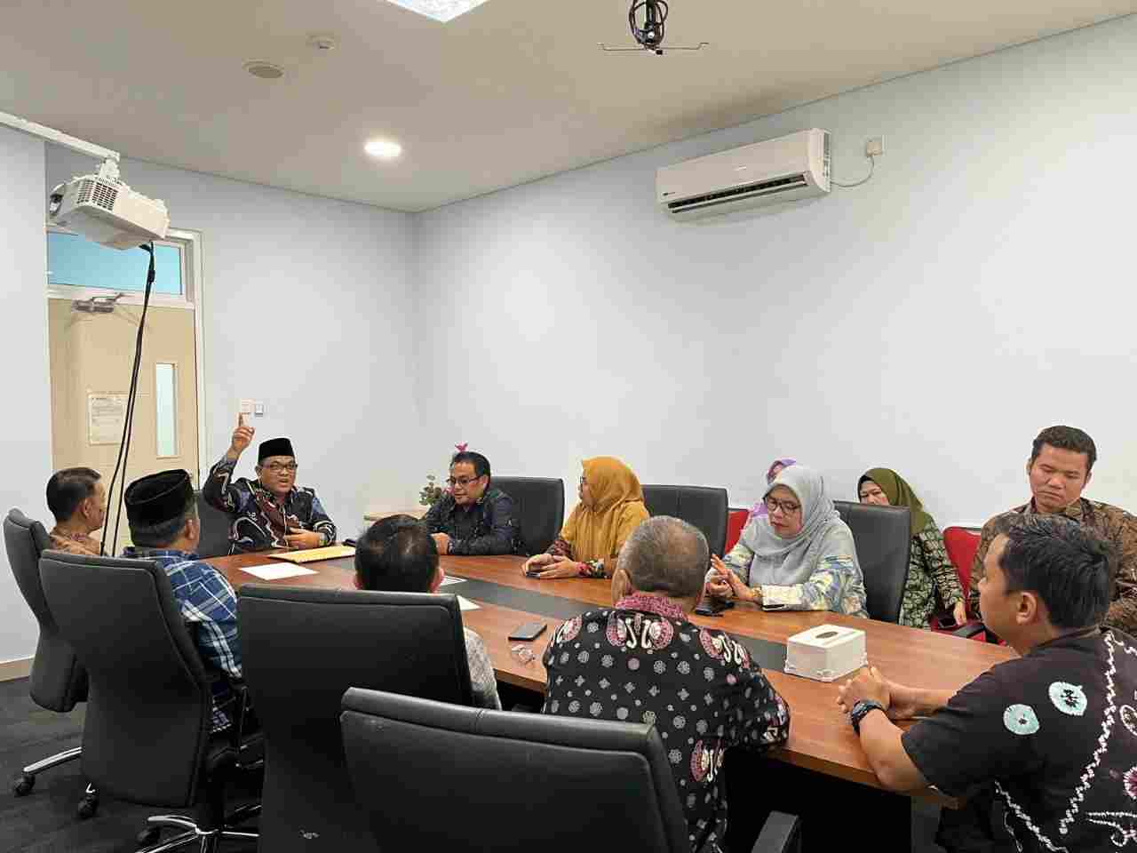 Dekan FUSA Prof. Kasful Anwar Nyalon Rektor Mohon Do’a dari Stafnya