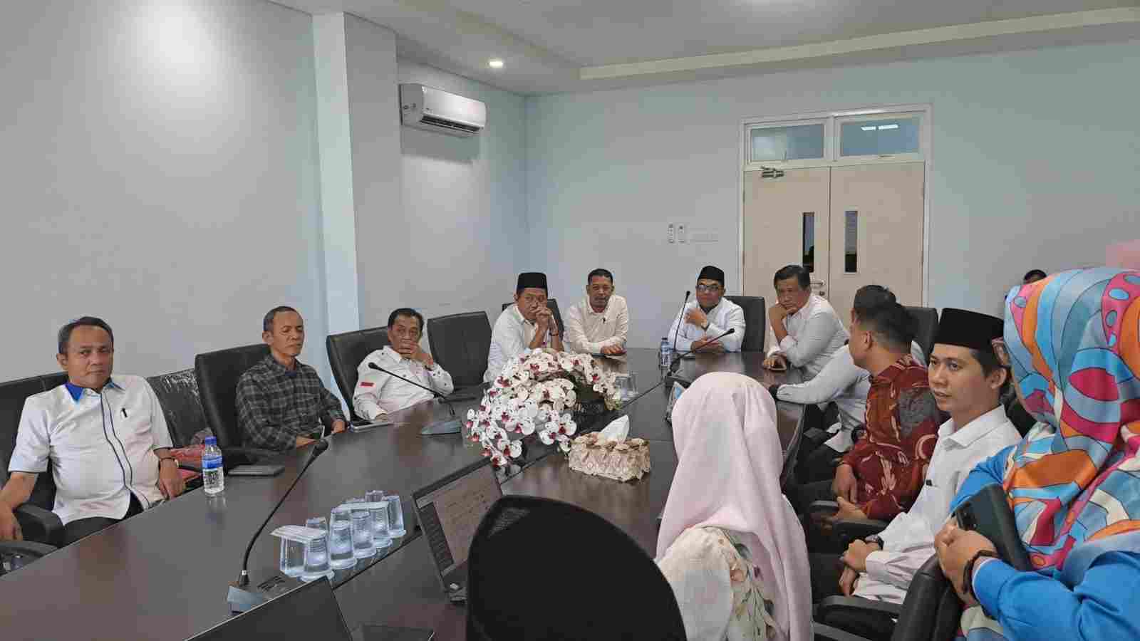 Rektor Prof. H. Kasful Anwar Menyaksi Submit Dokumen Re-Akreditasi Prodi IAT