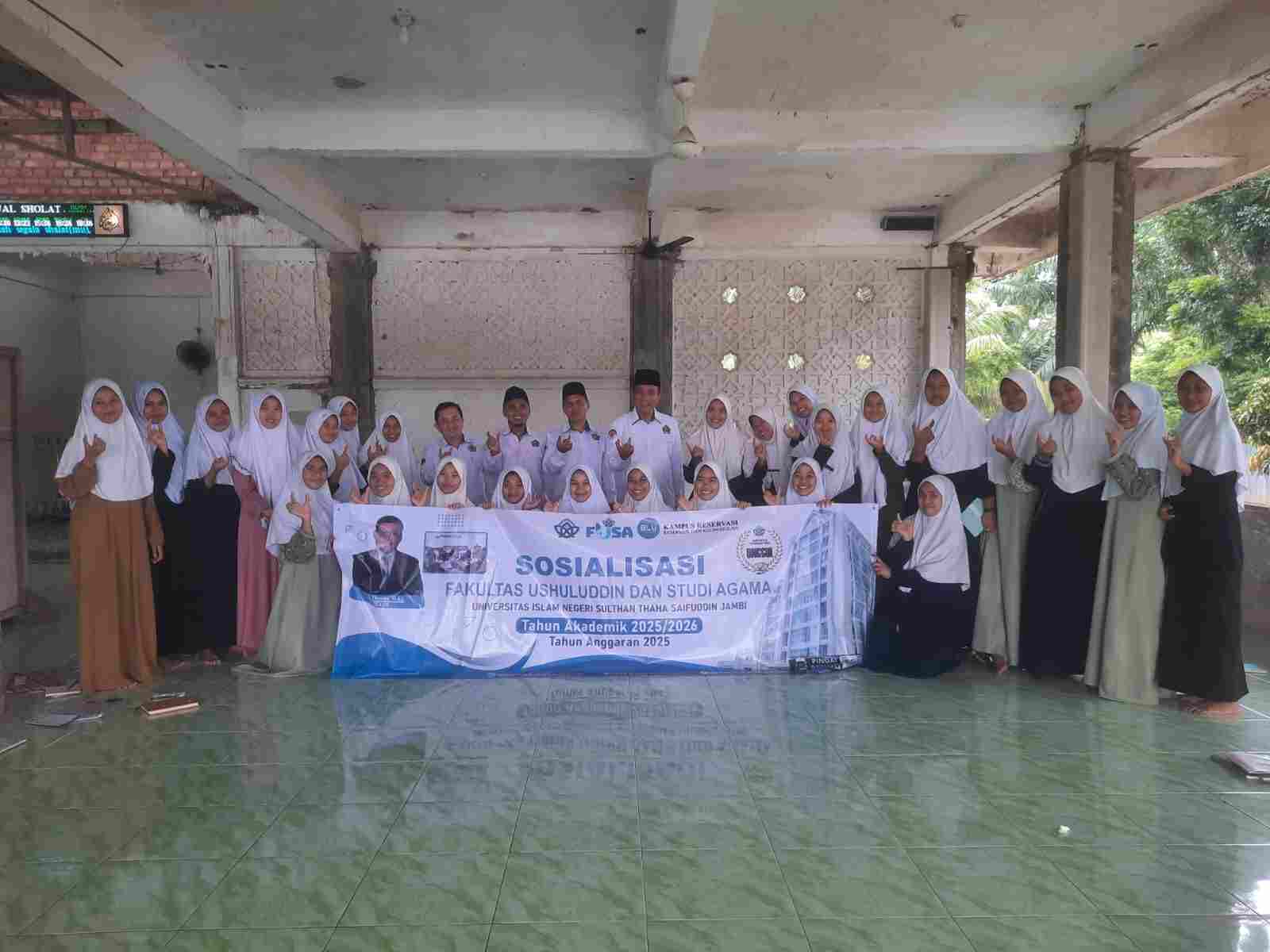FUSA Go To School: WD III FUSA Dr.H. IZZAT,Lc,MA  Ajak siswa kuliah di Fakultas Ushuluddin  UIN STS Jambi Jambi