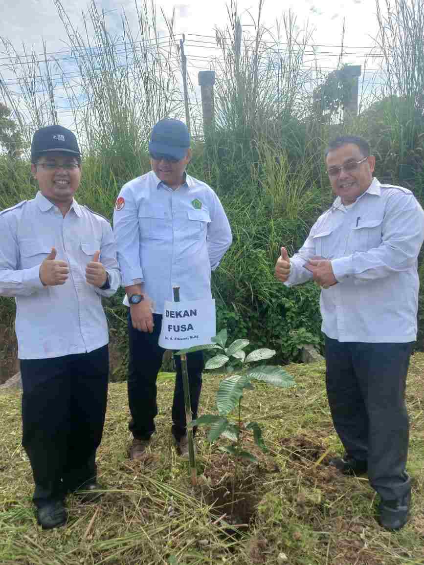 Dekan FUSA, H. Zikwan, Tanam Pohon Kontribusi Kita Untuk Dunia