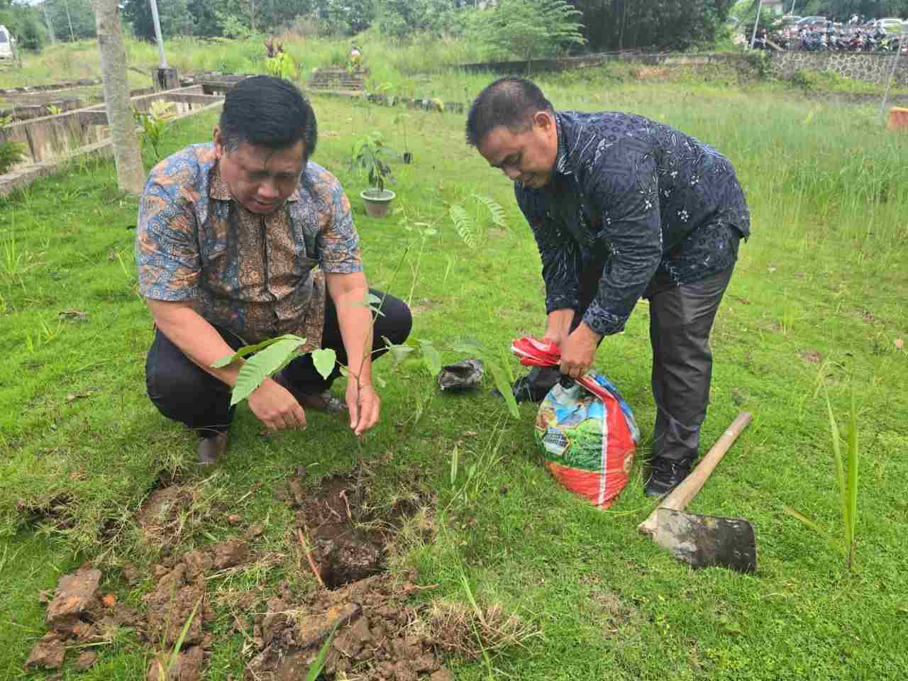 Dekan FUSA Lanjutkan Tanam Matoa Bentuk Komitmen menciptakan kampus yang Asri.