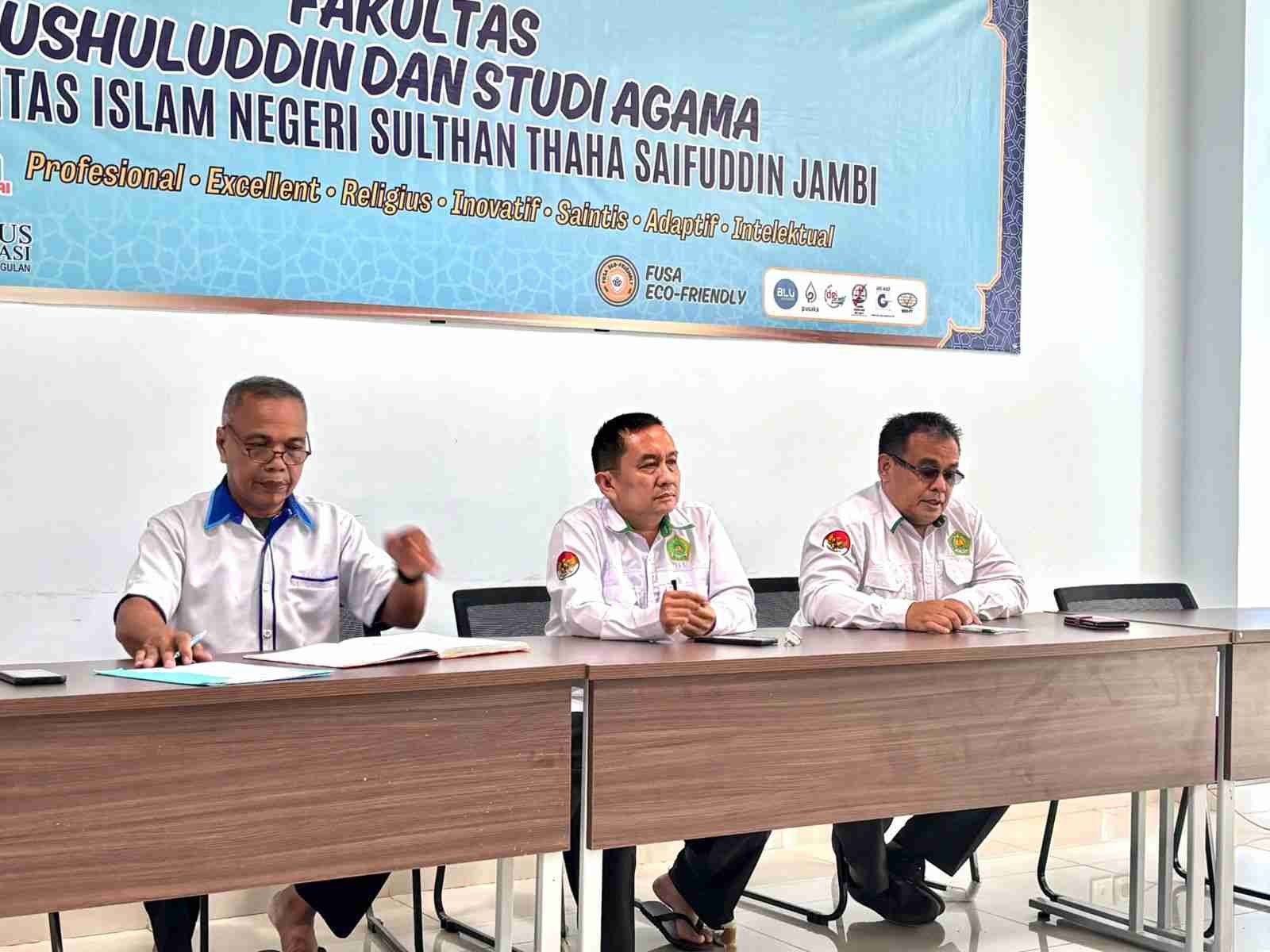 Tingakatkan Etos Kerja, WD II Dr. Edy Kusnadi Pimpin Rapat Tendik