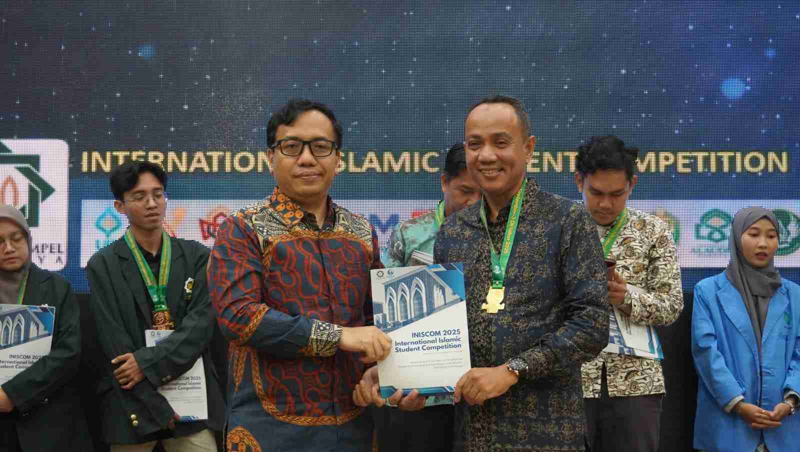 Wakil Dekan III FUSA Dr. H.Izzat,Lc, MA  Terima Hadiah Kegiatan INISCOM di UINSA