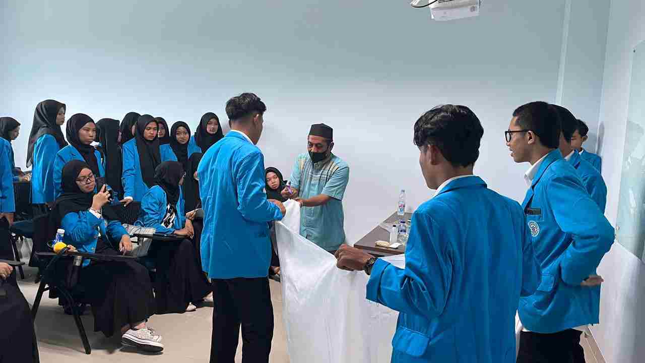 Ustaz Ansori Praktikkan Penyelenggaraan Jenazah di FUSA UIN Jambi