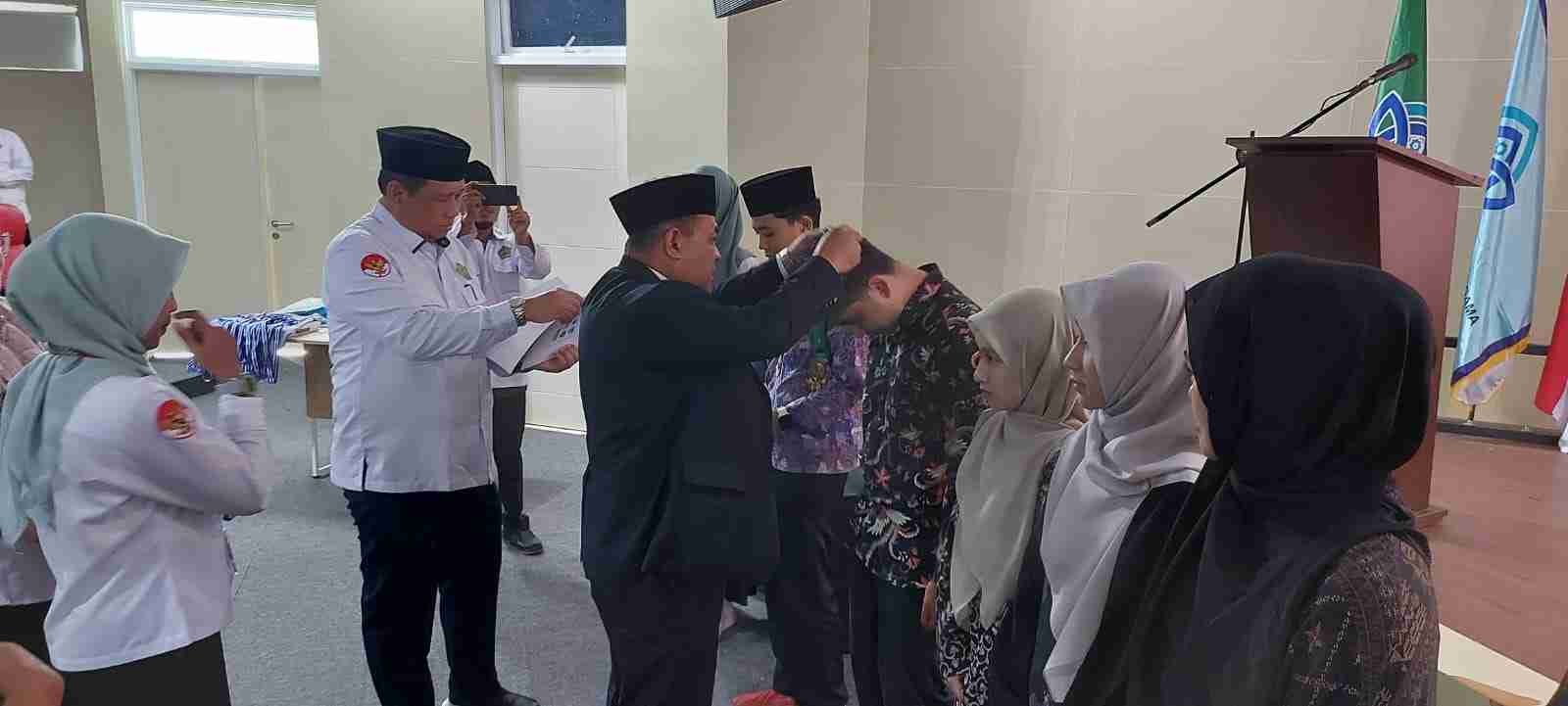 Rektor UIN STS Jambi Serahkan Penghargaan kepada Mahasiswa FUSA Peraih Juara INISSCOM UINSA