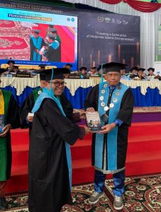 Perkuat Tradisi Literasi, Prof. Dr. H. Suaidi, MA. Ph.D Serahkan Buku Orientalisme Sebelum Edward Said kepada Dekan FUSA