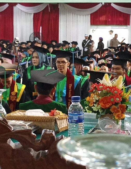 Prestasi Gemilang Revo Rahmatullah Riadi, Wisudawan FUSA Raih Lulusan Terbaik UIN STS Jambi
