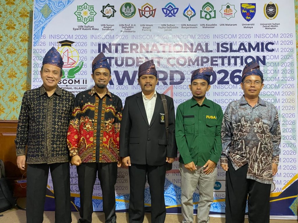 Wakil Dekan III FUSA Wakili Mahasiswa Terima Penghargaan pada Ajang INISCOM di UIN SUSKA Riau