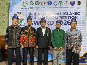 Wakil Dekan III FUSA Wakili Mahasiswa Terima Penghargaan pada Ajang INISCOM di UIN SUSKA Riau